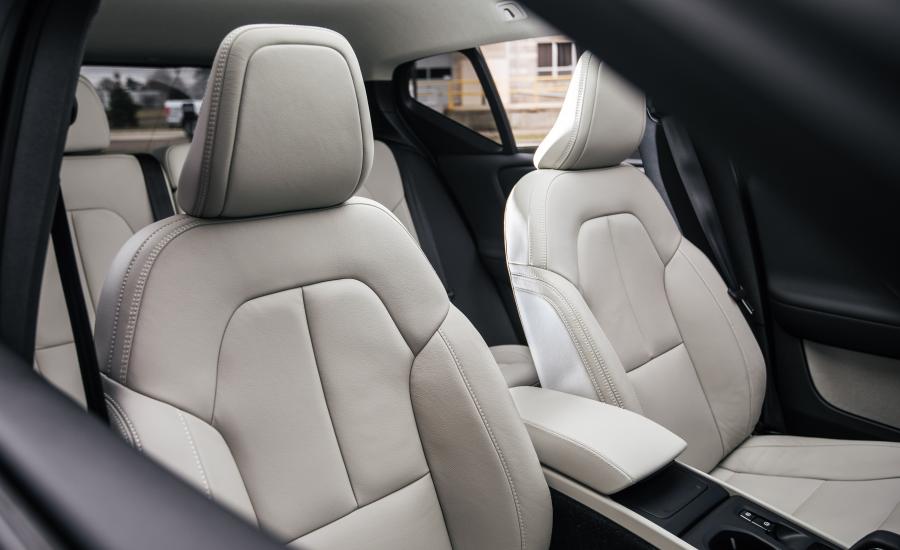Интерьер Volvo XC40 T4 Momentum 2018 года  (NA) (фото 2 из 36)